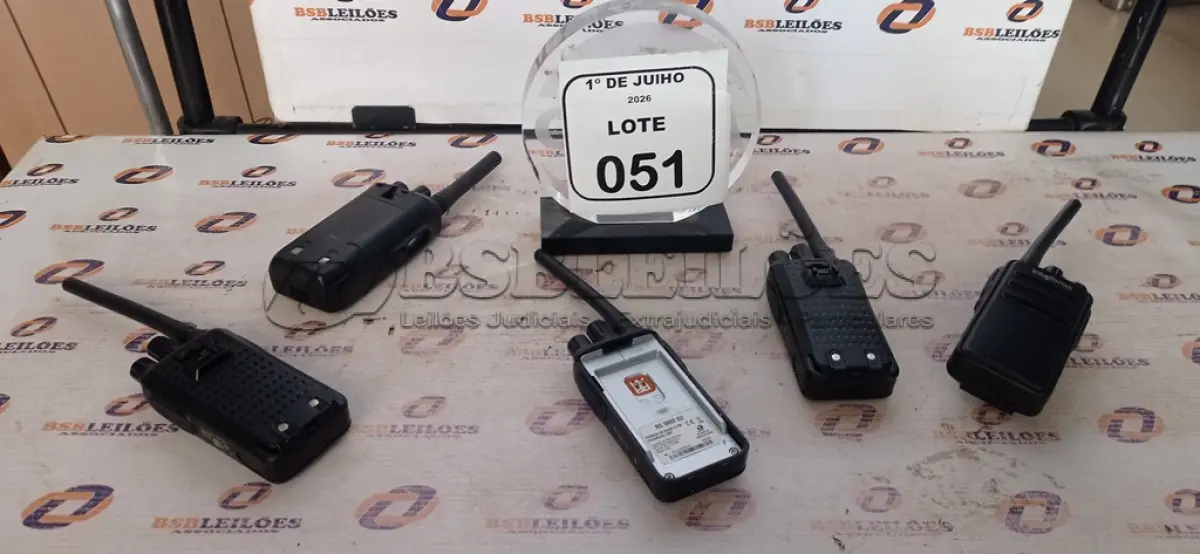 LOTE 051 - 05 RÁDIOS COMUNICADORES SEM CARREGADOR DE MARCAS E MODELOS DIVERSOS. (NO ESTADO) ATENÇÃO! FAZER A VISITAÇÃO ANTES DE ARREMATAR, NÃO SABEMOS SE FUNCIONA, LEILÃO NÃO TEM GARANTIA E NEM DEVOLUÇÃO, SUJEITO A POSSÍVEIS AVARIAS VISÍVEIS/OCULTAS E/OU AUSÊNCIA DE COMPONENTES.
