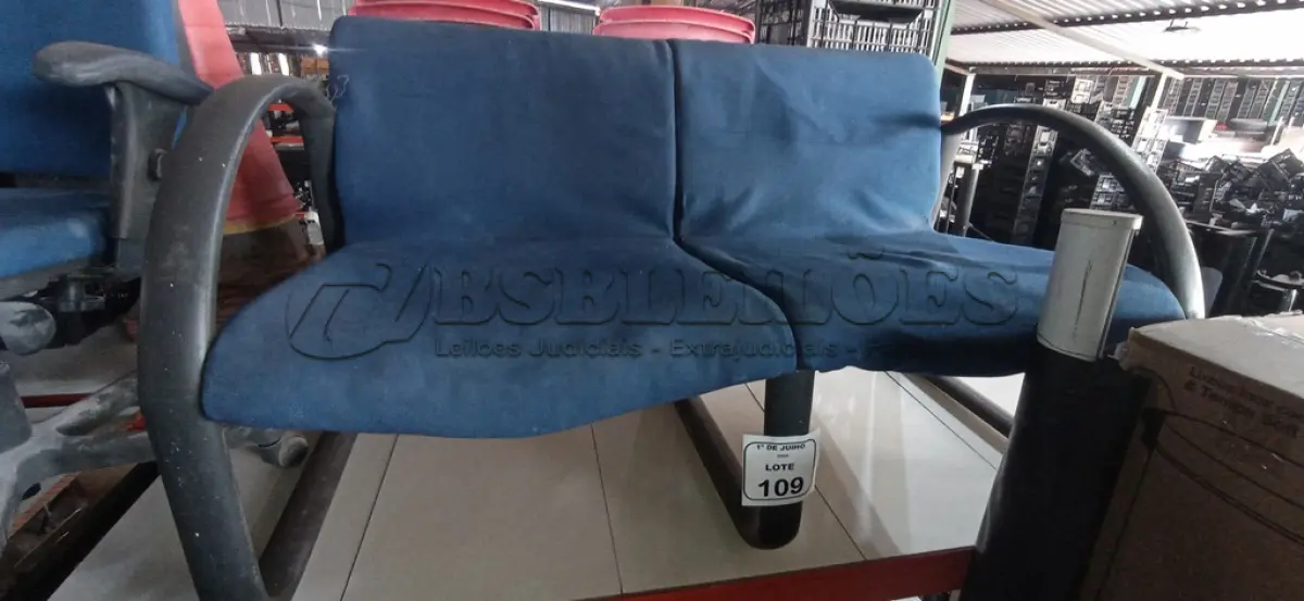 LOTE 109 - 01 POLTRONA DE 02 LUGARES. (NO ESTADO) ATENÇÃO! FAZER A VISITAÇÃO ANTES DE ARREMATAR, NÃO SABEMOS SE FUNCIONA, LEILÃO NÃO TEM GARANTIA E NEM DEVOLUÇÃO, SUJEITO A POSSÍVEIS AVARIAS VISÍVEIS/OCULTAS E/OU AUSÊNCIA DE COMPONENTES.