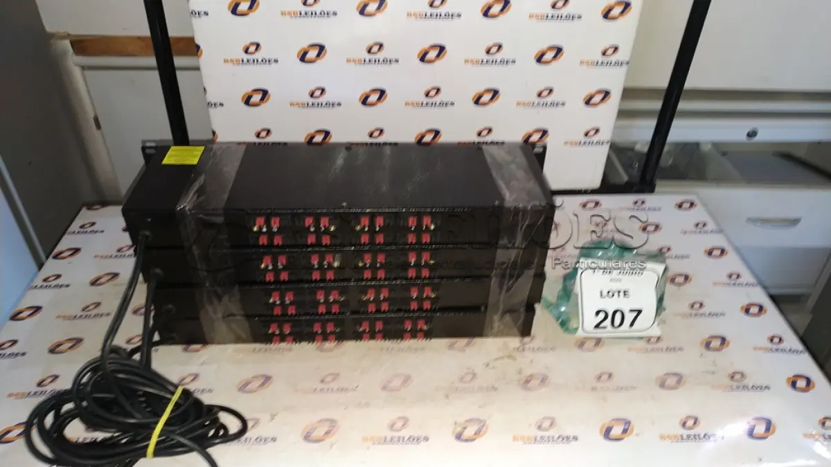 LOTE 207 - 04 FONTES DE ALIMENTAÇÃO DE RACK. (NO ESTADO) ATENÇÃO! FAZER A VISITAÇÃO ANTES DE ARREMATAR, NÃO SABEMOS SE FUNCIONA, LEILÃO NÃO TEM GARANTIA E NEM DEVOLUÇÃO, SUJEITO A POSSÍVEIS AVARIAS VISÍVEIS/OCULTAS E/OU AUSÊNCIA DE COMPONENTES.