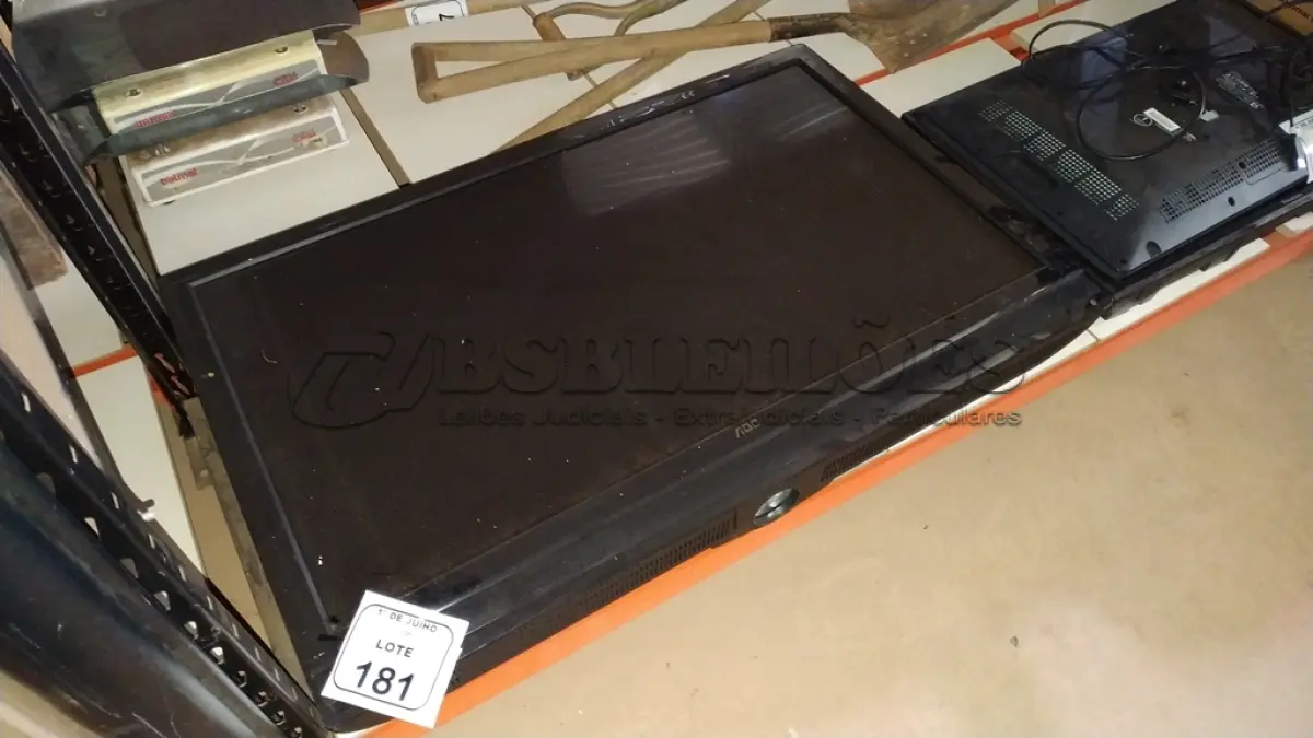 LOTE 181 - 01 TV 42’’ MARCA AOC PARA RETIRADA DE PEÇAS. (NO ESTADO) ATENÇÃO! FAZER A VISITAÇÃO ANTES DE ARREMATAR, NÃO SABEMOS SE FUNCIONA, LEILÃO NÃO TEM GARANTIA E NEM DEVOLUÇÃO, SUJEITO A POSSÍVEIS AVARIAS VISÍVEIS/OCULTAS E/OU AUSÊNCIA DE COMPONENTES.