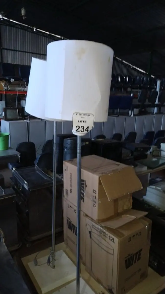 LOTE 234 - 02 ABAJURES DE CHÃO. (NO ESTADO) ATENÇÃO! FAZER A VISITAÇÃO ANTES DE ARREMATAR, NÃO SABEMOS SE FUNCIONA, LEILÃO NÃO TEM GARANTIA E NEM DEVOLUÇÃO, SUJEITO A POSSÍVEIS AVARIAS VISÍVEIS/OCULTAS E/OU AUSÊNCIA DE COMPONENTES.