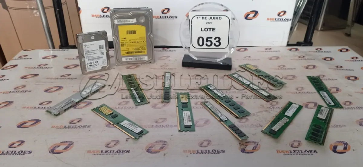 LOTE 053 - 01 LOTE COM VÁRIAS MEMÓRIAS RAM E HD DE MARCAS E MODELOS DIVERSOS. (NO ESTADO) ATENÇÃO! FAZER A VISITAÇÃO ANTES DE ARREMATAR, NÃO SABEMOS SE FUNCIONA, LEILÃO NÃO TEM GARANTIA E NEM DEVOLUÇÃO, SUJEITO A POSSÍVEIS AVARIAS VISÍVEIS/OCULTAS E/OU AUSÊNCIA DE COMPONENTES.