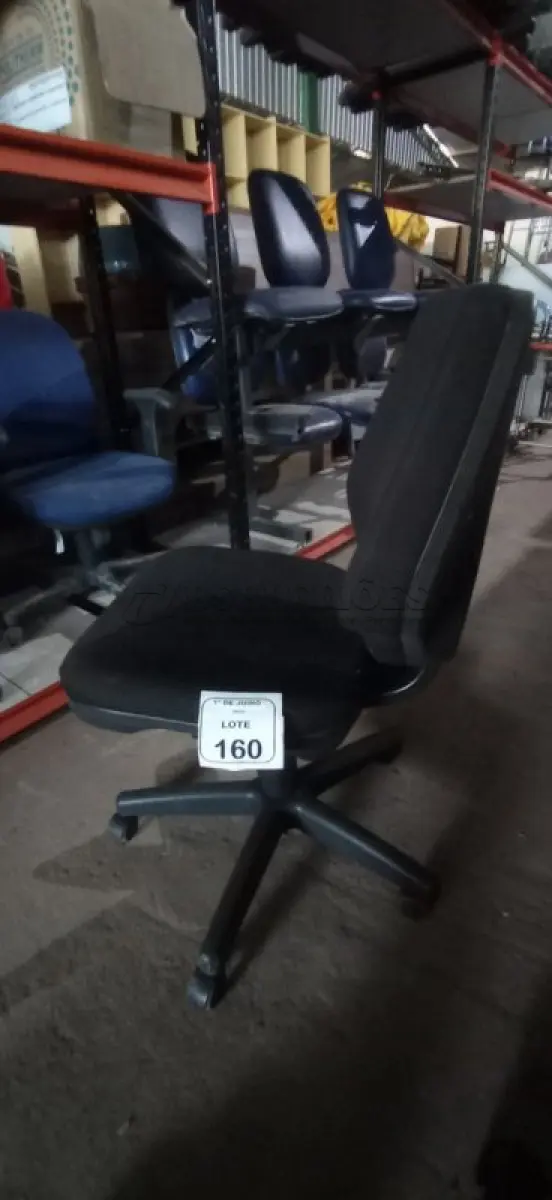 LOTE 160 - 01 CADEIRA DE ESCRITÓRIO GIRATÓRIA. (NO ESTADO) ATENÇÃO! FAZER A VISITAÇÃO ANTES DE ARREMATAR, NÃO SABEMOS SE FUNCIONA, LEILÃO NÃO TEM GARANTIA E NEM DEVOLUÇÃO, SUJEITO A POSSÍVEIS AVARIAS VISÍVEIS/OCULTAS E/OU AUSÊNCIA DE COMPONENTES.