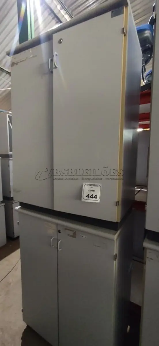 LOTE 444 - 02 ARMÁRIOS EM MADEIRA COM 02 PORTAS. (NO ESTADO) ATENÇÃO! FAZER A VISITAÇÃO ANTES DE ARREMATAR, NÃO SABEMOS SE FUNCIONA, LEILÃO NÃO TEM GARANTIA E NEM DEVOLUÇÃO, SUJEITO A POSSÍVEIS AVARIAS VISÍVEIS/OCULTAS E/OU AUSÊNCIA DE COMPONENTES.
