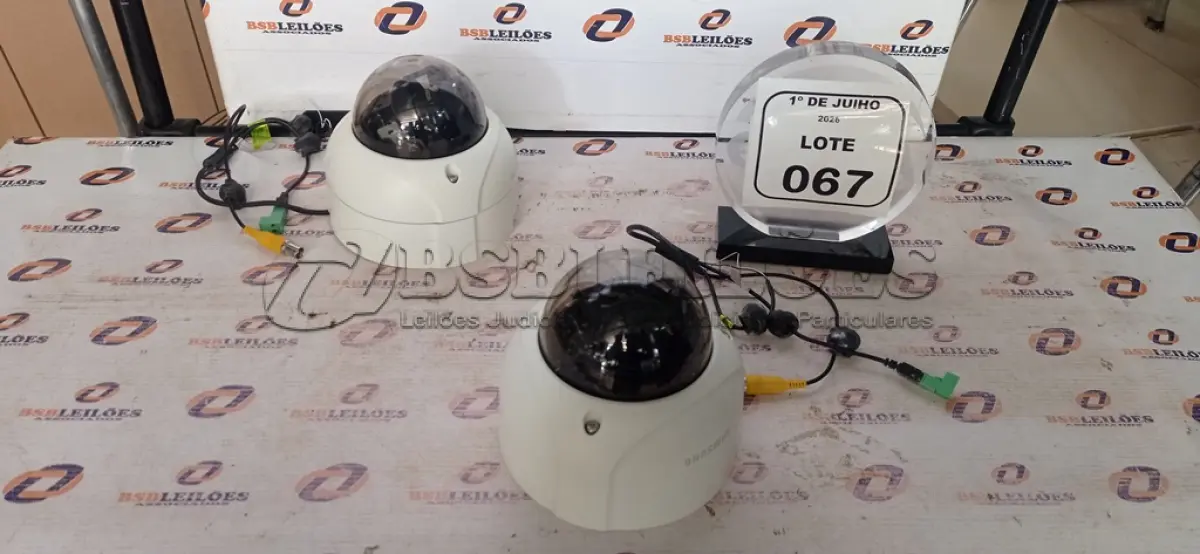 LOTE 067 - 02 CÂMERAS DE SEGURANÇA MODELO DOME MARCA SAMSUNG. (NO ESTADO) ATENÇÃO! FAZER A VISITAÇÃO ANTES DE ARREMATAR, NÃO SABEMOS SE FUNCIONA, LEILÃO NÃO TEM GARANTIA E NEM DEVOLUÇÃO, SUJEITO A POSSÍVEIS AVARIAS VISÍVEIS/OCULTAS E/OU AUSÊNCIA DE COMPONENTES.