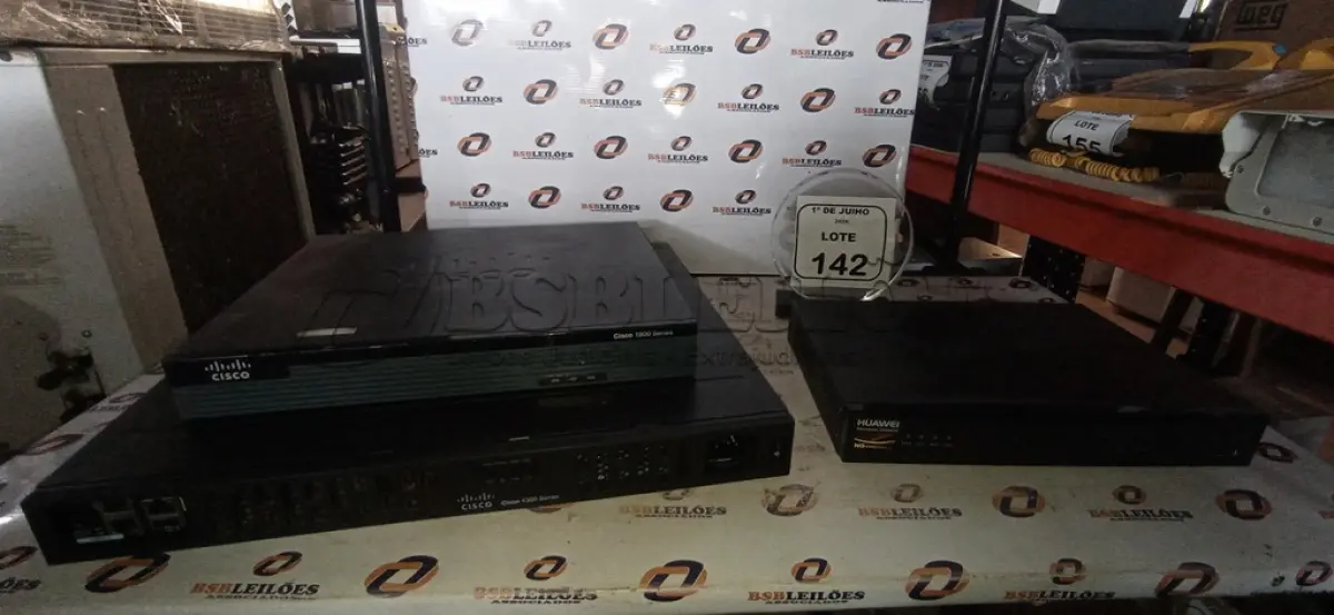 LOTE 142 - 03 ROTEADORES EMPRESARIAIS DE MARCAS E MODELOS DIVERSOS. (NO ESTADO) ATENÇÃO! FAZER A VISITAÇÃO ANTES DE ARREMATAR, NÃO SABEMOS SE FUNCIONA, LEILÃO NÃO TEM GARANTIA E NEM DEVOLUÇÃO, SUJEITO A POSSÍVEIS AVARIAS VISÍVEIS/OCULTAS E/OU AUSÊNCIA DE COMPONENTES.