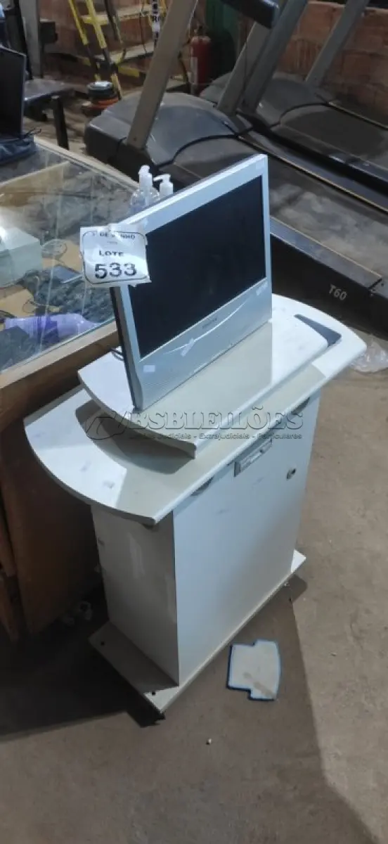 LOTE 533 - 01 MESA DE COMPUTADOR COM MONITOR. (NO ESTADO) ATENÇÃO! FAZER A VISITAÇÃO ANTES DE ARREMATAR, NÃO SABEMOS SE FUNCIONA, LEILÃO NÃO TEM GARANTIA E NEM DEVOLUÇÃO, SUJEITO A POSSÍVEIS AVARIAS VISÍVEIS/OCULTAS E/OU AUSÊNCIA DE COMPONENTES.