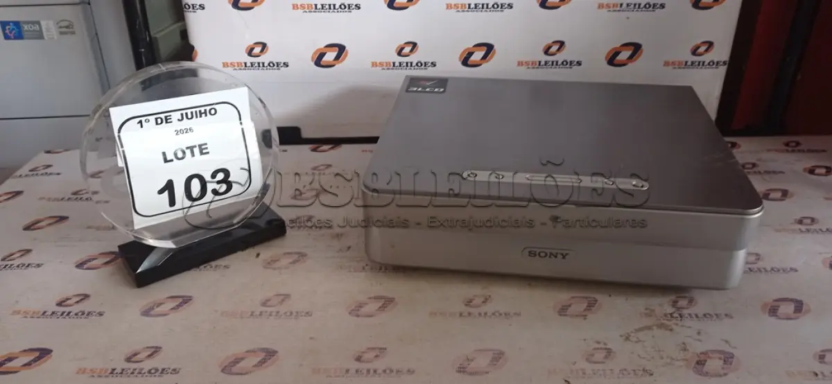 LOTE 103 - 01 PROJETOR MARCA SONY. (NO ESTADO) ATENÇÃO! FAZER A VISITAÇÃO ANTES DE ARREMATAR, NÃO SABEMOS SE FUNCIONA, LEILÃO NÃO TEM GARANTIA E NEM DEVOLUÇÃO, SUJEITO A POSSÍVEIS AVARIAS VISÍVEIS/OCULTAS E/OU AUSÊNCIA DE COMPONENTES.