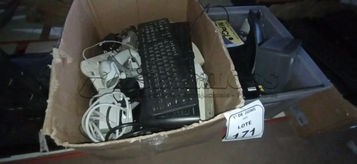 LOTE 171 - 01 LOTE COM VÁRIOS LEITORES DE CÓDIGO DE BARRAS, LEITORES BIOMÉTRICOS, DETECTORES DE METAL, TECLADOS DE PC, SUPORTES PARA MONITORES E ELETRÔNICOS DIVERSOS. (NO ESTADO) ATENÇÃO! FAZER A VISITAÇÃO ANTES DE ARREMATAR, NÃO SABEMOS SE FUNCIONA, LEILÃO NÃO TEM GARANTIA E NEM DEVOLUÇÃO, SUJEITO A POSSÍVEIS AVARIAS VISÍVEIS/OCULTAS E/OU AUSÊNCIA DE COMPONENTES.