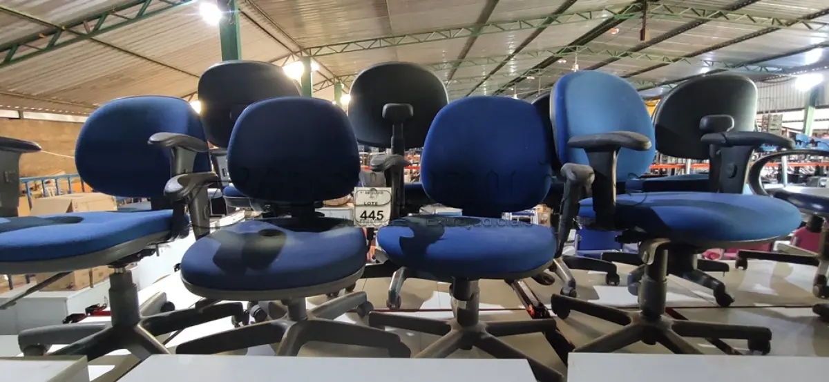LOTE 445 - 04 CADEIRAS DE ESCRITÓRIO GIRATÓRIAS. (NO ESTADO) ATENÇÃO! FAZER A VISITAÇÃO ANTES DE ARREMATAR, NÃO SABEMOS SE FUNCIONA, LEILÃO NÃO TEM GARANTIA E NEM DEVOLUÇÃO, SUJEITO A POSSÍVEIS AVARIAS VISÍVEIS/OCULTAS E/OU AUSÊNCIA DE COMPONENTES.