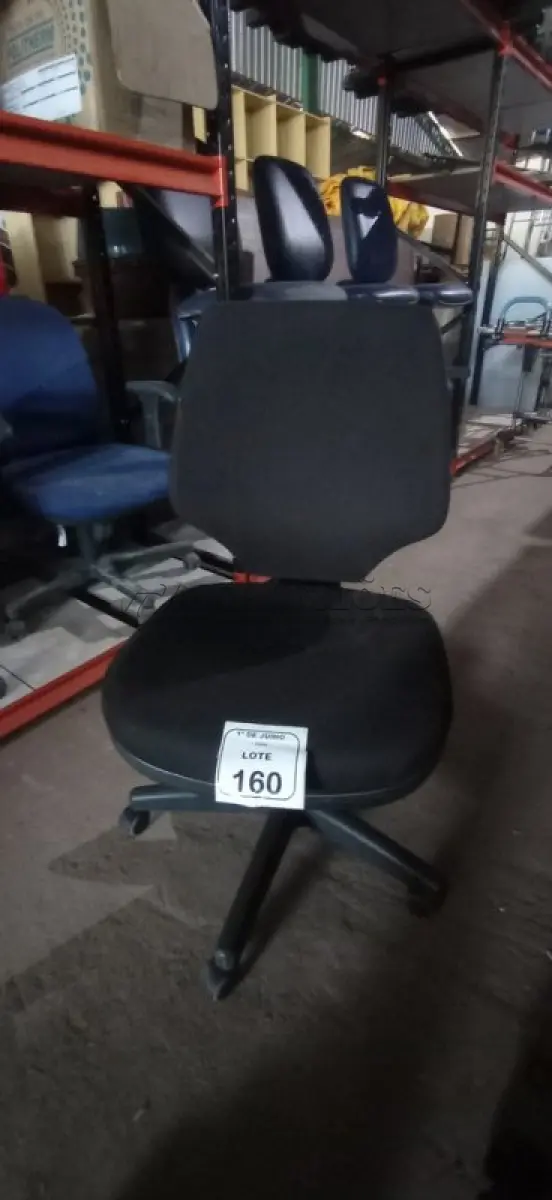 LOTE 160 - 01 CADEIRA DE ESCRITÓRIO GIRATÓRIA. (NO ESTADO) ATENÇÃO! FAZER A VISITAÇÃO ANTES DE ARREMATAR, NÃO SABEMOS SE FUNCIONA, LEILÃO NÃO TEM GARANTIA E NEM DEVOLUÇÃO, SUJEITO A POSSÍVEIS AVARIAS VISÍVEIS/OCULTAS E/OU AUSÊNCIA DE COMPONENTES.