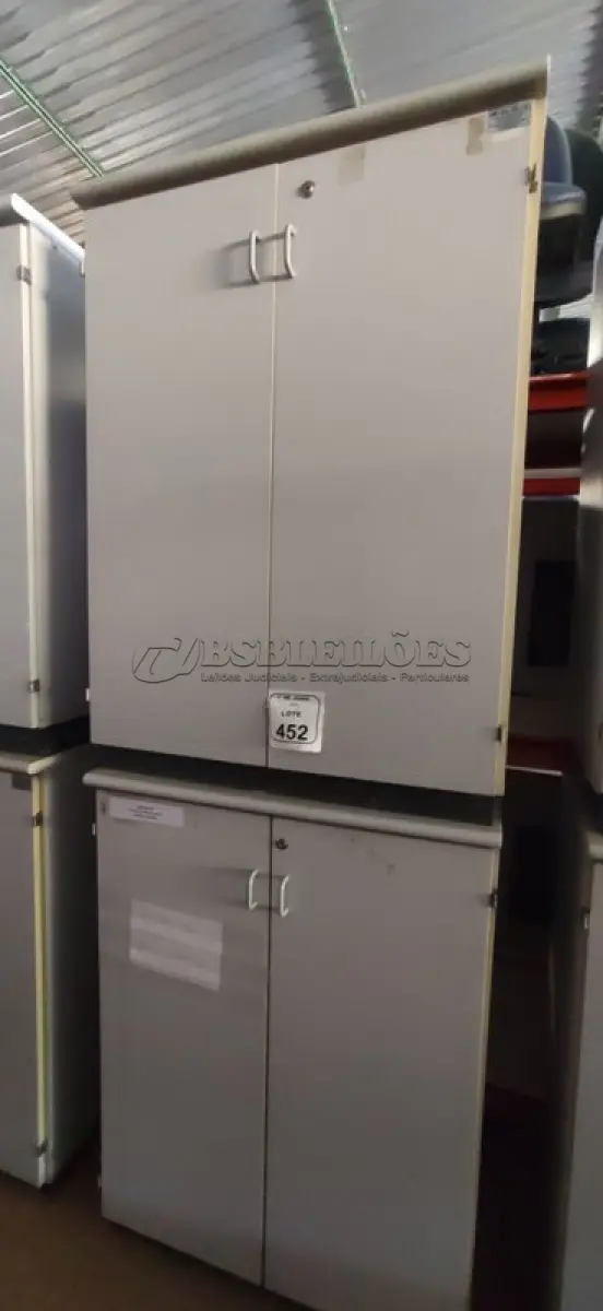 LOTE 452 - 02 ARMÁRIOS EM MADEIRA COM 02 PORTAS. (NO ESTADO) ATENÇÃO! FAZER A VISITAÇÃO ANTES DE ARREMATAR, NÃO SABEMOS SE FUNCIONA, LEILÃO NÃO TEM GARANTIA E NEM DEVOLUÇÃO, SUJEITO A POSSÍVEIS AVARIAS VISÍVEIS/OCULTAS E/OU AUSÊNCIA DE COMPONENTES.