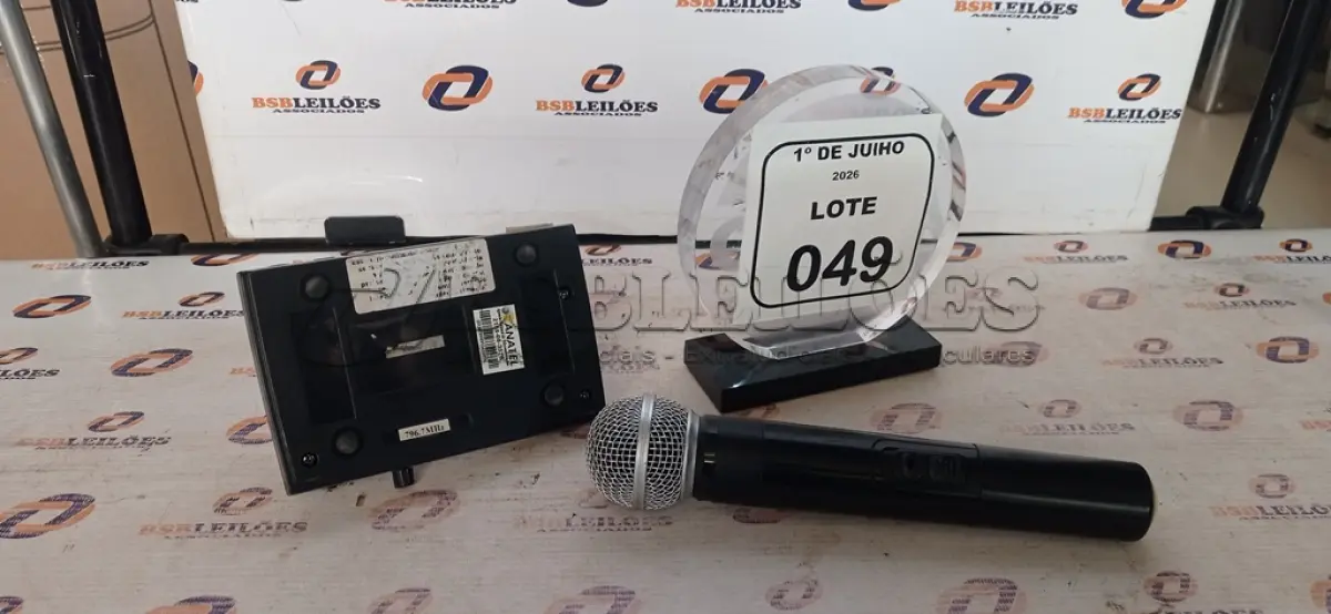LOTE 049 - 01 MICROFONE COM RECEPTOR. (NO ESTADO) ATENÇÃO! FAZER A VISITAÇÃO ANTES DE ARREMATAR, NÃO SABEMOS SE FUNCIONA, LEILÃO NÃO TEM GARANTIA E NEM DEVOLUÇÃO, SUJEITO A POSSÍVEIS AVARIAS VISÍVEIS/OCULTAS E/OU AUSÊNCIA DE COMPONENTES.