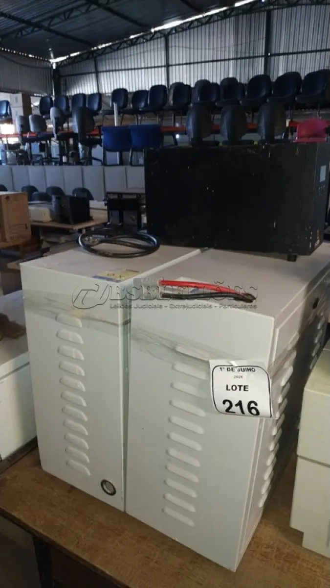 LOTE 216 - 02 BANCOS DE BATERIA VAZIO E 01 NOBREAK. (NO ESTADO) ATENÇÃO! FAZER A VISITAÇÃO ANTES DE ARREMATAR, NÃO SABEMOS SE FUNCIONA, LEILÃO NÃO TEM GARANTIA E NEM DEVOLUÇÃO, SUJEITO A POSSÍVEIS AVARIAS VISÍVEIS/OCULTAS E/OU AUSÊNCIA DE COMPONENTES.