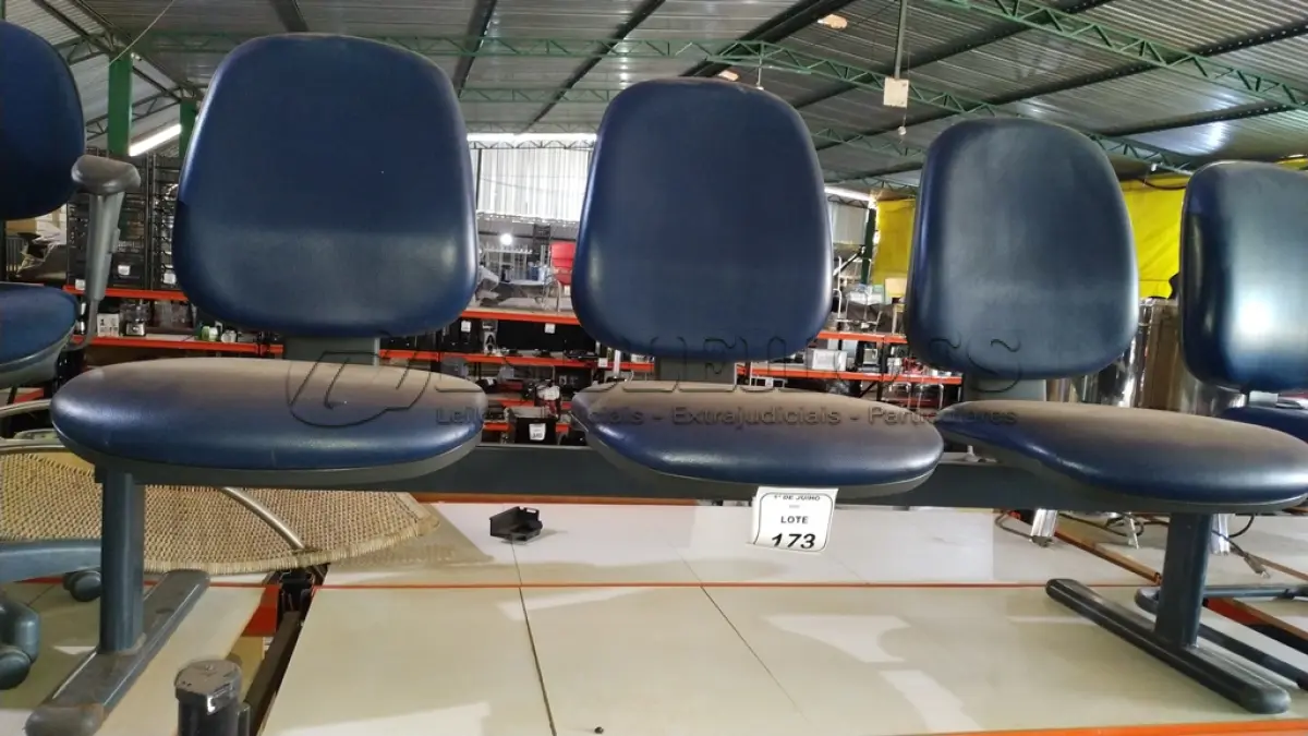LOTE 173 - 01 CADEIRA TIPO LONGARINA COM 03 LUGARES. (NO ESTADO) ATENÇÃO! FAZER A VISITAÇÃO ANTES DE ARREMATAR, NÃO SABEMOS SE FUNCIONA, LEILÃO NÃO TEM GARANTIA E NEM DEVOLUÇÃO, SUJEITO A POSSÍVEIS AVARIAS VISÍVEIS/OCULTAS E/OU AUSÊNCIA DE COMPONENTES.