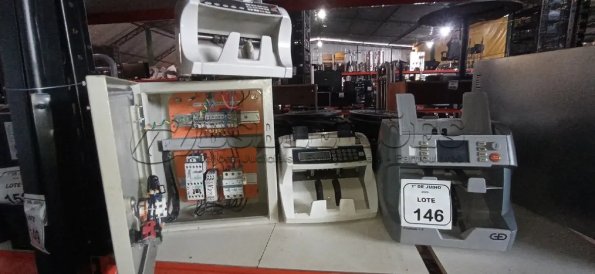 LOTE 146 - 01 QUADRO ELÉTRICO E 03 MÁQUINAS DE CONTAR CÉDULAS DE MARCAS E MODELOS DIVERSOS. (NO ESTADO) ATENÇÃO! FAZER A VISITAÇÃO ANTES DE ARREMATAR, NÃO SABEMOS SE FUNCIONA, LEILÃO NÃO TEM GARANTIA E NEM DEVOLUÇÃO, SUJEITO A POSSÍVEIS AVARIAS VISÍVEIS/OCULTAS E/OU AUSÊNCIA DE COMPONENTES.