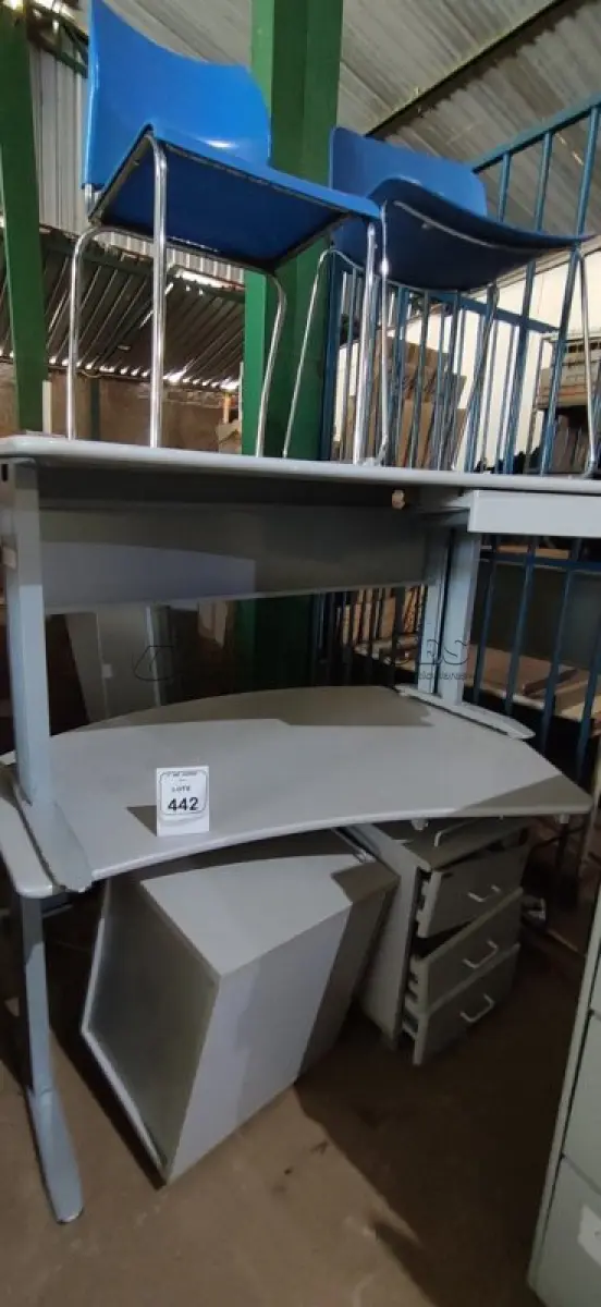 LOTE 442 - 02 MESAS PARA ESCRITÓRIO, 02 CADEIRAS E 02 GAVETEIROS. (NO ESTADO) ATENÇÃO! FAZER A VISITAÇÃO ANTES DE ARREMATAR, NÃO SABEMOS SE FUNCIONA, LEILÃO NÃO TEM GARANTIA E NEM DEVOLUÇÃO, SUJEITO A POSSÍVEIS AVARIAS VISÍVEIS/OCULTAS E/OU AUSÊNCIA DE COMPONENTES.