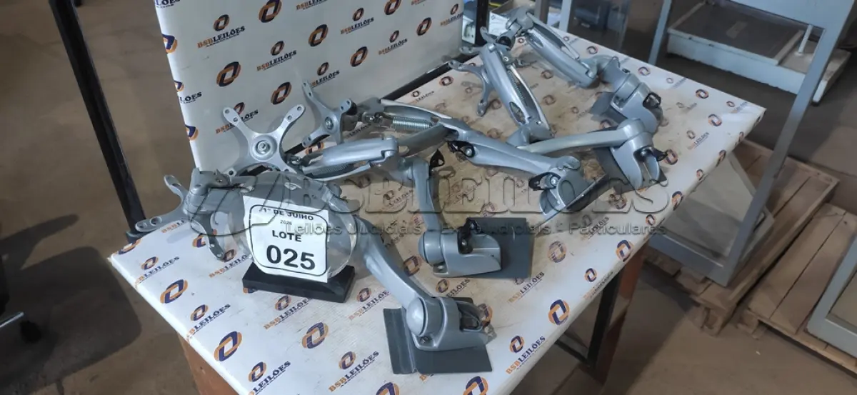 LOTE 025 - 05 SUPORTES DE MONITORES PARA PAREDE. (NO ESTADO) ATENÇÃO! FAZER A VISITAÇÃO ANTES DE ARREMATAR, NÃO SABEMOS SE FUNCIONA, LEILÃO NÃO TEM GARANTIA E NEM DEVOLUÇÃO, SUJEITO A POSSÍVEIS AVARIAS VISÍVEIS/OCULTAS E/OU AUSÊNCIA DE COMPONENTES.