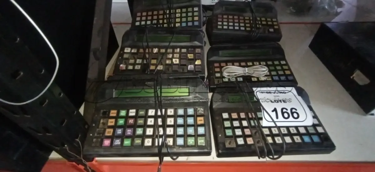 LOTE 166 - 11 TECLADOS SMAK SKO-44. (NO ESTADO) ATENÇÃO! FAZER A VISITAÇÃO ANTES DE ARREMATAR, NÃO SABEMOS SE FUNCIONA, LEILÃO NÃO TEM GARANTIA E NEM DEVOLUÇÃO, SUJEITO A POSSÍVEIS AVARIAS VISÍVEIS/OCULTAS E/OU AUSÊNCIA DE COMPONENTES.