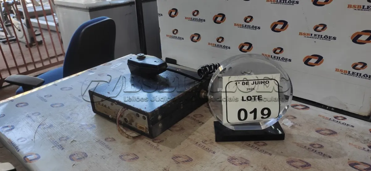 LOTE 019 - 01 RÁDIO TRANSCEPTOR MARCA PRESIDENT. (NO ESTADO) ATENÇÃO! FAZER A VISITAÇÃO ANTES DE ARREMATAR, NÃO SABEMOS SE FUNCIONA, LEILÃO NÃO TEM GARANTIA E NEM DEVOLUÇÃO, SUJEITO A POSSÍVEIS AVARIAS VISÍVEIS/OCULTAS E/OU AUSÊNCIA DE COMPONENTES.