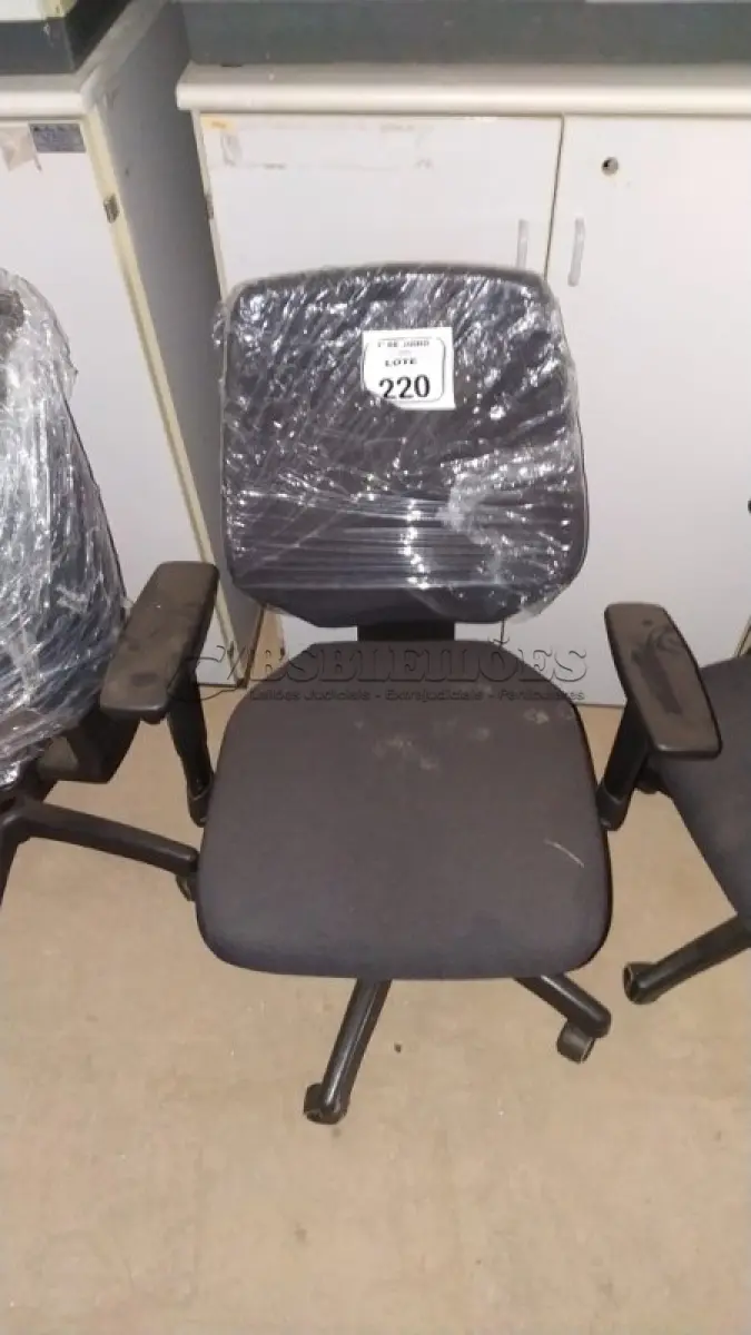 LOTE 220 - 01 CADEIRA DE ESCRITÓRIO GIRATÓRIA. (NO ESTADO) ATENÇÃO! FAZER A VISITAÇÃO ANTES DE ARREMATAR, NÃO SABEMOS SE FUNCIONA, LEILÃO NÃO TEM GARANTIA E NEM DEVOLUÇÃO, SUJEITO A POSSÍVEIS AVARIAS VISÍVEIS/OCULTAS E/OU AUSÊNCIA DE COMPONENTES.