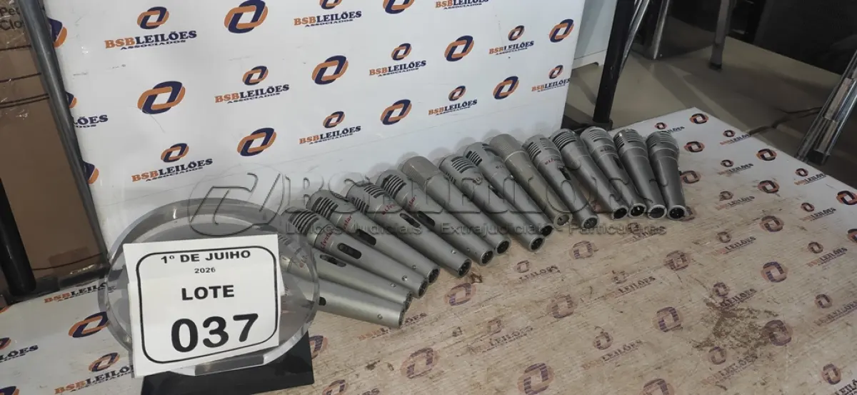 LOTE 037 - 15 MICROFONES DE MARCAS E MODELOS DIVERSOS. (NO ESTADO) ATENÇÃO! FAZER A VISITAÇÃO ANTES DE ARREMATAR, NÃO SABEMOS SE FUNCIONA, LEILÃO NÃO TEM GARANTIA E NEM DEVOLUÇÃO, SUJEITO A POSSÍVEIS AVARIAS VISÍVEIS/OCULTAS E/OU AUSÊNCIA DE COMPONENTES.