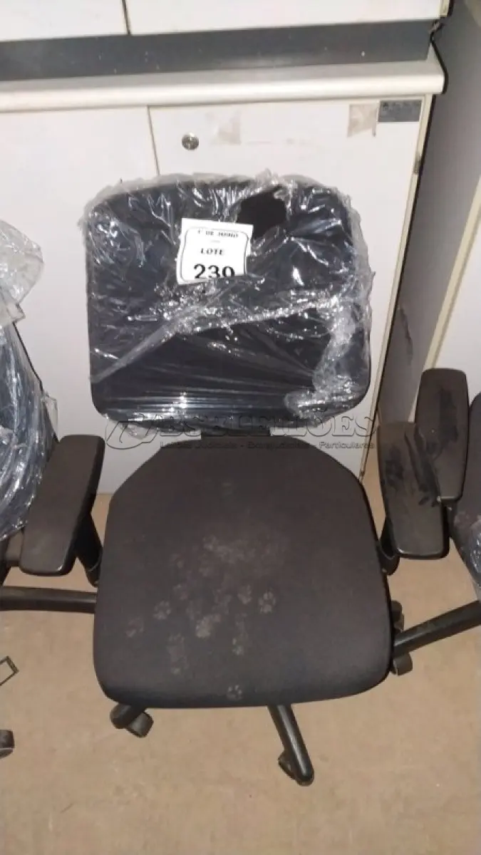 LOTE 230 - 01 CADEIRA DE ESCRITÓRIO GIRATÓRIA. (NO ESTADO) ATENÇÃO! FAZER A VISITAÇÃO ANTES DE ARREMATAR, NÃO SABEMOS SE FUNCIONA, LEILÃO NÃO TEM GARANTIA E NEM DEVOLUÇÃO, SUJEITO A POSSÍVEIS AVARIAS VISÍVEIS/OCULTAS E/OU AUSÊNCIA DE COMPONENTES.