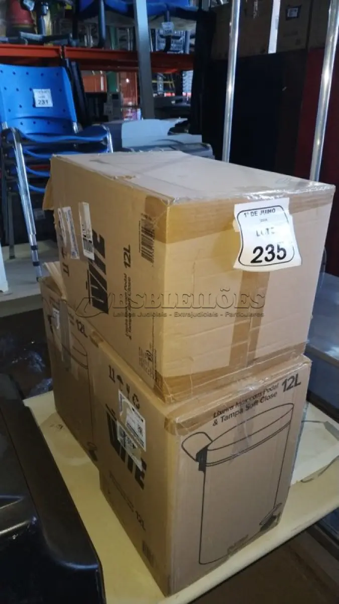 LOTE 235 - 03 LIXEIRAS INOX SEM TAMPA. (NO ESTADO) ATENÇÃO! FAZER A VISITAÇÃO ANTES DE ARREMATAR, NÃO SABEMOS SE FUNCIONA, LEILÃO NÃO TEM GARANTIA E NEM DEVOLUÇÃO, SUJEITO A POSSÍVEIS AVARIAS VISÍVEIS/OCULTAS E/OU AUSÊNCIA DE COMPONENTES.