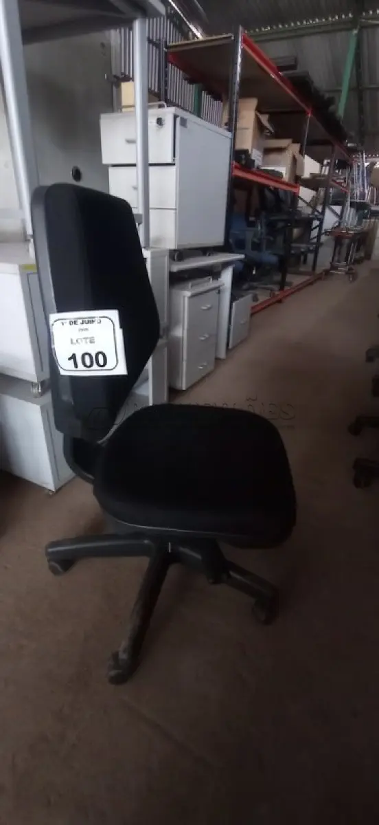 LOTE 100 - 01 CADEIRA DE ESCRITÓRIO GIRATÓRIA. (NO ESTADO) ATENÇÃO! FAZER A VISITAÇÃO ANTES DE ARREMATAR, NÃO SABEMOS SE FUNCIONA, LEILÃO NÃO TEM GARANTIA E NEM DEVOLUÇÃO, SUJEITO A POSSÍVEIS AVARIAS VISÍVEIS/OCULTAS E/OU AUSÊNCIA DE COMPONENTES.