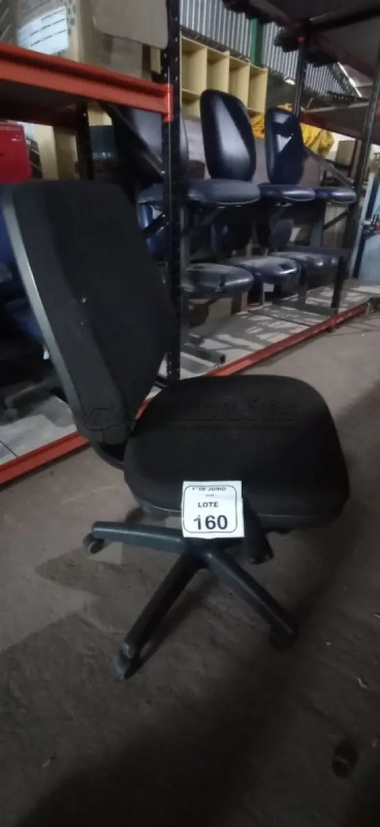 LOTE 160 - 01 CADEIRA DE ESCRITÓRIO GIRATÓRIA. (NO ESTADO) ATENÇÃO! FAZER A VISITAÇÃO ANTES DE ARREMATAR, NÃO SABEMOS SE FUNCIONA, LEILÃO NÃO TEM GARANTIA E NEM DEVOLUÇÃO, SUJEITO A POSSÍVEIS AVARIAS VISÍVEIS/OCULTAS E/OU AUSÊNCIA DE COMPONENTES.