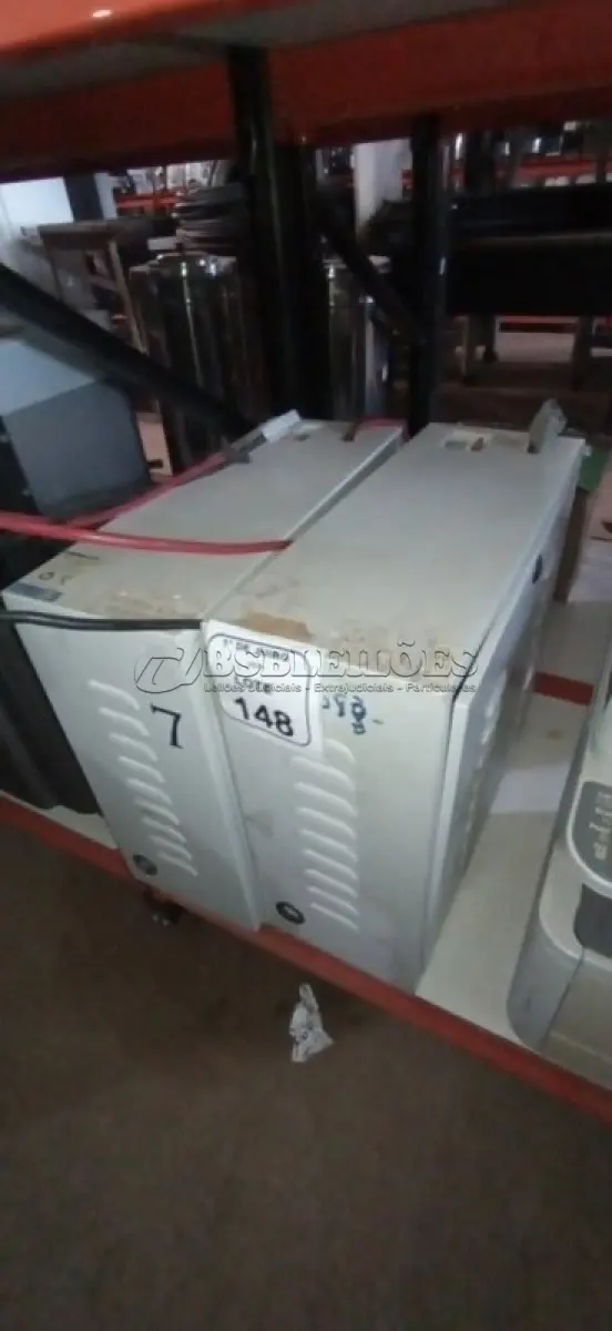 LOTE 148 - 02 BANCOS DE BATERIA VAZIOS. (NO ESTADO) ATENÇÃO! FAZER A VISITAÇÃO ANTES DE ARREMATAR, NÃO SABEMOS SE FUNCIONA, LEILÃO NÃO TEM GARANTIA E NEM DEVOLUÇÃO, SUJEITO A POSSÍVEIS AVARIAS VISÍVEIS/OCULTAS E/OU AUSÊNCIA DE COMPONENTES.