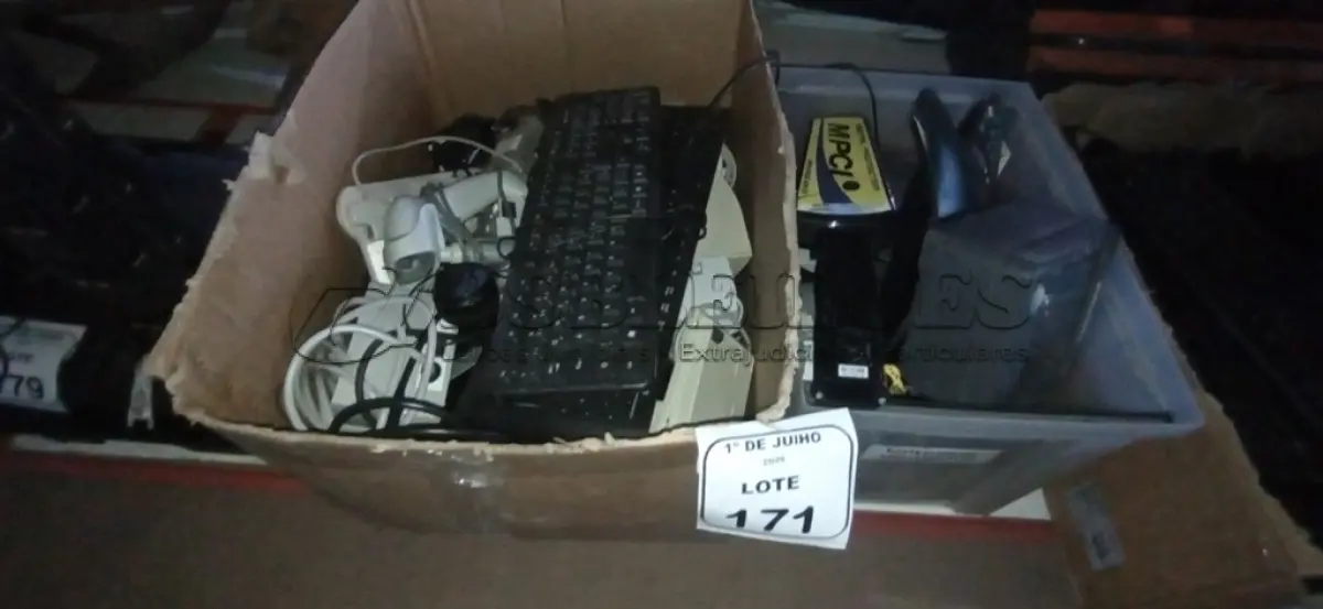 LOTE 171 - 01 LOTE COM VÁRIOS LEITORES DE CÓDIGO DE BARRAS, LEITORES BIOMÉTRICOS, DETECTORES DE METAL, TECLADOS DE PC, SUPORTES PARA MONITORES E ELETRÔNICOS DIVERSOS. (NO ESTADO) ATENÇÃO! FAZER A VISITAÇÃO ANTES DE ARREMATAR, NÃO SABEMOS SE FUNCIONA, LEILÃO NÃO TEM GARANTIA E NEM DEVOLUÇÃO, SUJEITO A POSSÍVEIS AVARIAS VISÍVEIS/OCULTAS E/OU AUSÊNCIA DE COMPONENTES.