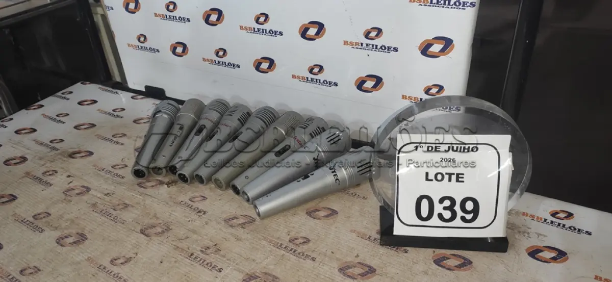 LOTE 039 - 09 MICROFONES DE MARCAS E MODELOS DIVERSOS. (NO ESTADO) ATENÇÃO! FAZER A VISITAÇÃO ANTES DE ARREMATAR, NÃO SABEMOS SE FUNCIONA, LEILÃO NÃO TEM GARANTIA E NEM DEVOLUÇÃO, SUJEITO A POSSÍVEIS AVARIAS VISÍVEIS/OCULTAS E/OU AUSÊNCIA DE COMPONENTES.