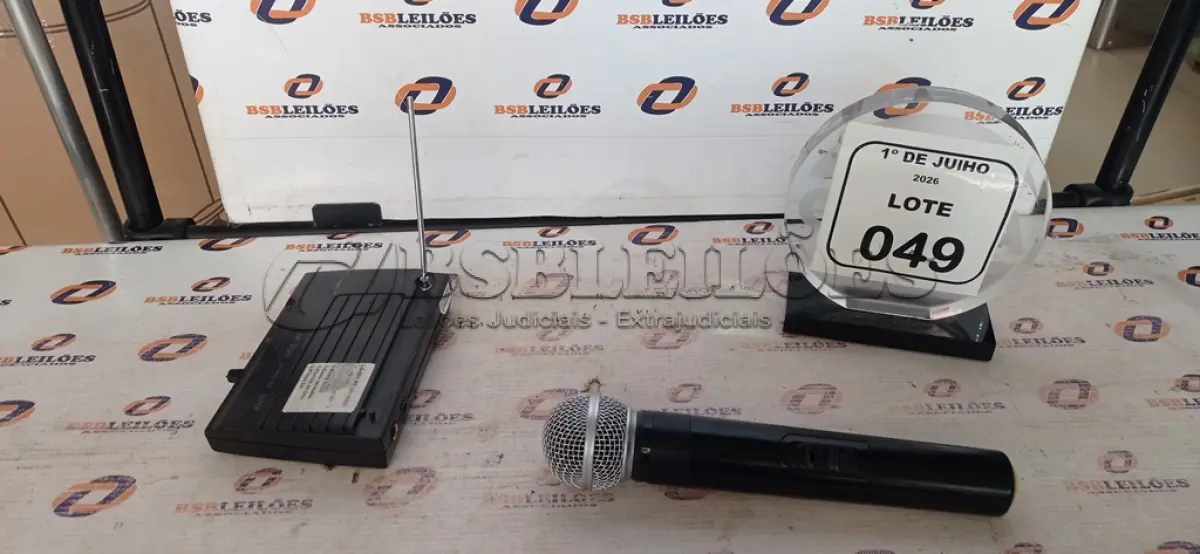LOTE 049 - 01 MICROFONE COM RECEPTOR. (NO ESTADO) ATENÇÃO! FAZER A VISITAÇÃO ANTES DE ARREMATAR, NÃO SABEMOS SE FUNCIONA, LEILÃO NÃO TEM GARANTIA E NEM DEVOLUÇÃO, SUJEITO A POSSÍVEIS AVARIAS VISÍVEIS/OCULTAS E/OU AUSÊNCIA DE COMPONENTES.