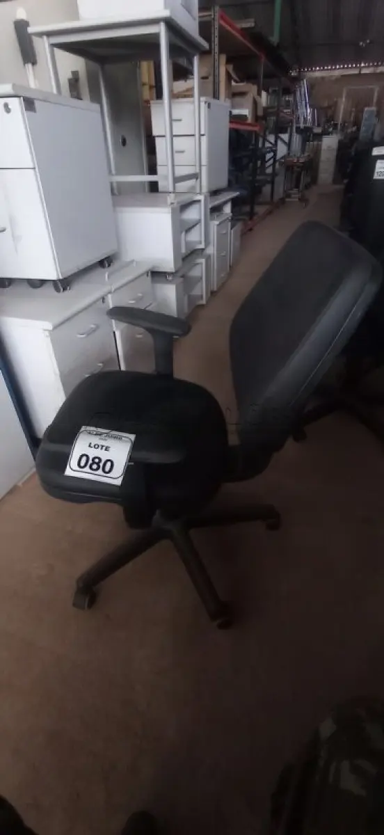 LOTE 080 - 01 CADEIRA DE ESCRITÓRIO GIRATÓRIA. (NO ESTADO) ATENÇÃO! FAZER A VISITAÇÃO ANTES DE ARREMATAR, NÃO SABEMOS SE FUNCIONA, LEILÃO NÃO TEM GARANTIA E NEM DEVOLUÇÃO, SUJEITO A POSSÍVEIS AVARIAS VISÍVEIS/OCULTAS E/OU AUSÊNCIA DE COMPONENTES.