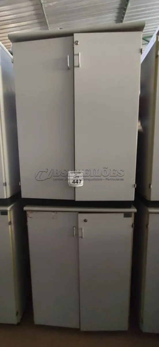 LOTE 447 - 02 ARMÁRIOS EM MADEIRA COM 02 PORTAS. (NO ESTADO) ATENÇÃO! FAZER A VISITAÇÃO ANTES DE ARREMATAR, NÃO SABEMOS SE FUNCIONA, LEILÃO NÃO TEM GARANTIA E NEM DEVOLUÇÃO, SUJEITO A POSSÍVEIS AVARIAS VISÍVEIS/OCULTAS E/OU AUSÊNCIA DE COMPONENTES.