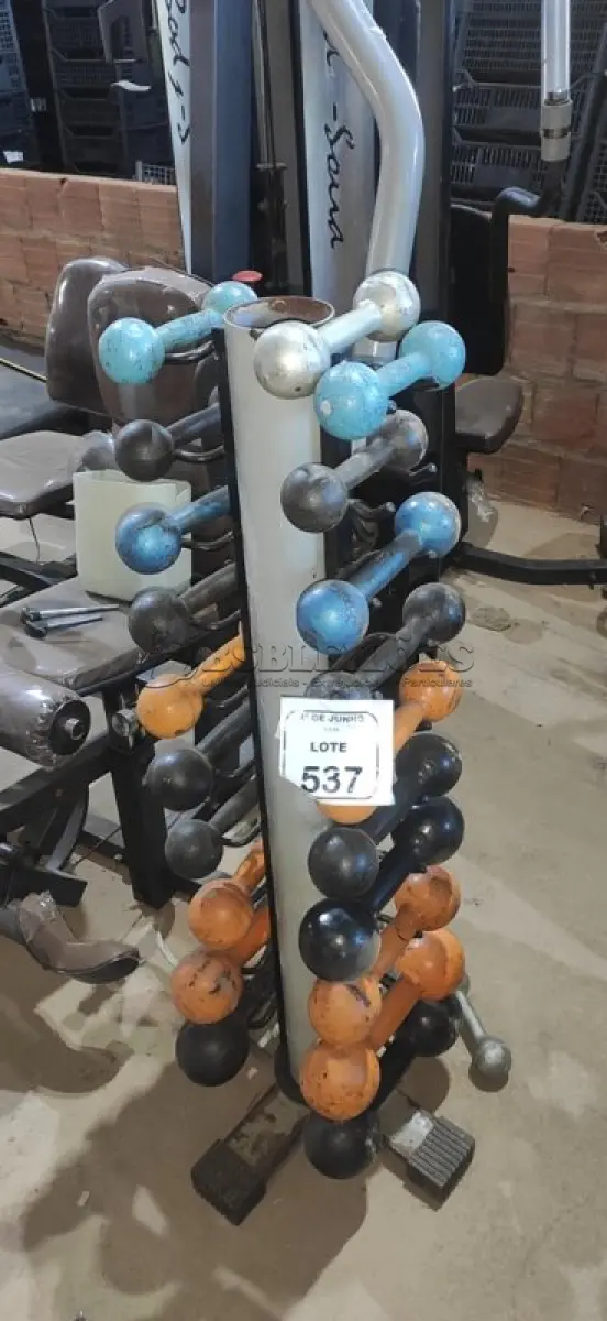 LOTE 537 - 10 PARES DE HALTERES COM SUPORTE. (NO ESTADO) ATENÇÃO! FAZER A VISITAÇÃO ANTES DE ARREMATAR, NÃO SABEMOS SE FUNCIONA, LEILÃO NÃO TEM GARANTIA E NEM DEVOLUÇÃO, SUJEITO A POSSÍVEIS AVARIAS VISÍVEIS/OCULTAS E/OU AUSÊNCIA DE COMPONENTES.