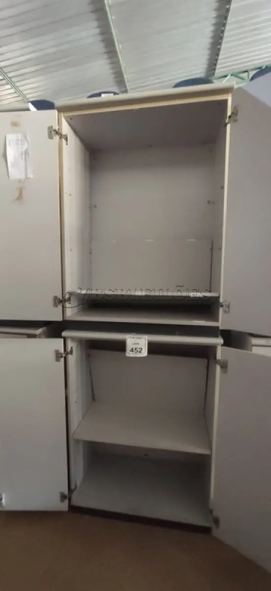 LOTE 452 - 02 ARMÁRIOS EM MADEIRA COM 02 PORTAS. (NO ESTADO) ATENÇÃO! FAZER A VISITAÇÃO ANTES DE ARREMATAR, NÃO SABEMOS SE FUNCIONA, LEILÃO NÃO TEM GARANTIA E NEM DEVOLUÇÃO, SUJEITO A POSSÍVEIS AVARIAS VISÍVEIS/OCULTAS E/OU AUSÊNCIA DE COMPONENTES.