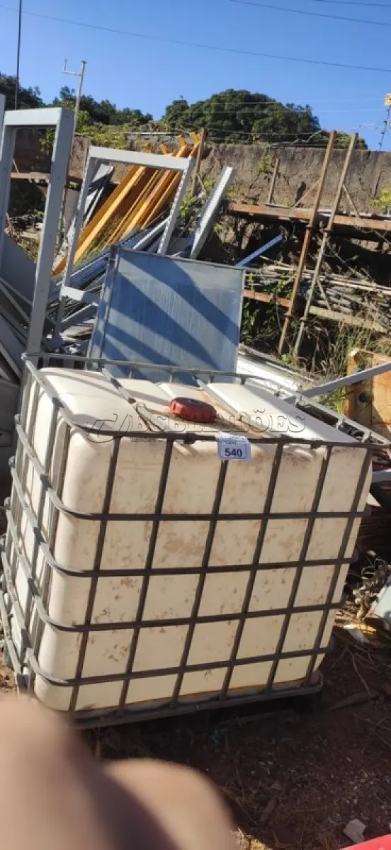 LOTE 540 - 01 RESERVATÓRIO 1.000L. (NO ESTADO) ATENÇÃO! FAZER A VISITAÇÃO ANTES DE ARREMATAR, NÃO SABEMOS SE FUNCIONA, LEILÃO NÃO TEM GARANTIA E NEM DEVOLUÇÃO, SUJEITO A POSSÍVEIS AVARIAS VISÍVEIS/OCULTAS E/OU AUSÊNCIA DE COMPONENTES.