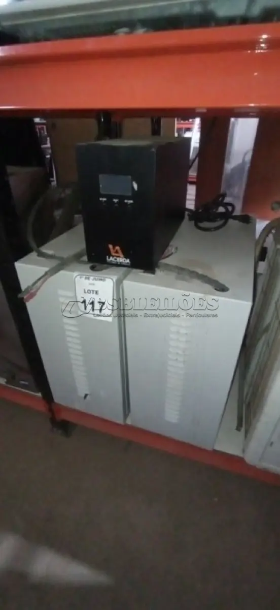 LOTE 117 - 01 NOBREAK E 02 BANCOS DE BATERIA. (NO ESTADO) ATENÇÃO! FAZER A VISITAÇÃO ANTES DE ARREMATAR, NÃO SABEMOS SE FUNCIONA, LEILÃO NÃO TEM GARANTIA E NEM DEVOLUÇÃO, SUJEITO A POSSÍVEIS AVARIAS VISÍVEIS/OCULTAS E/OU AUSÊNCIA DE COMPONENTES.