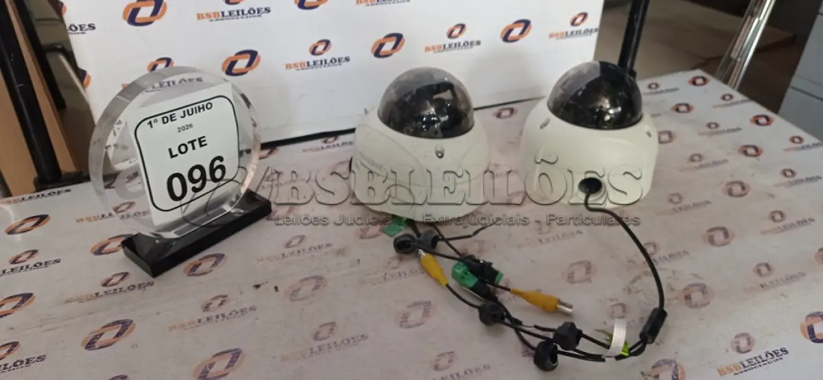 LOTE 096 - 02 CÂMERAS DE SEGURANÇA MODELO DOME MARCA SAMSUNG. (NO ESTADO) ATENÇÃO! FAZER A VISITAÇÃO ANTES DE ARREMATAR, NÃO SABEMOS SE FUNCIONA, LEILÃO NÃO TEM GARANTIA E NEM DEVOLUÇÃO, SUJEITO A POSSÍVEIS AVARIAS VISÍVEIS/OCULTAS E/OU AUSÊNCIA DE COMPONENTES.