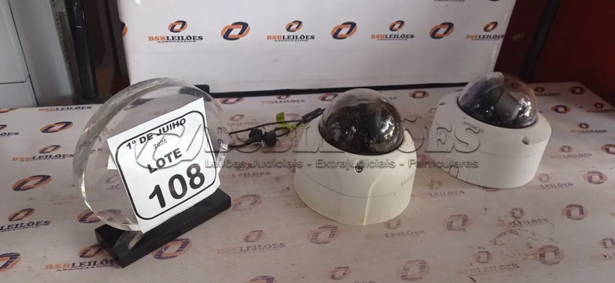 LOTE 108 - 02 CÂMERAS TIPO DOME MARCAS SAMSUNG E BOSCH. (NO ESTADO) ATENÇÃO! FAZER A VISITAÇÃO ANTES DE ARREMATAR, NÃO SABEMOS SE FUNCIONA, LEILÃO NÃO TEM GARANTIA E NEM DEVOLUÇÃO, SUJEITO A POSSÍVEIS AVARIAS VISÍVEIS/OCULTAS E/OU AUSÊNCIA DE COMPONENTES.
