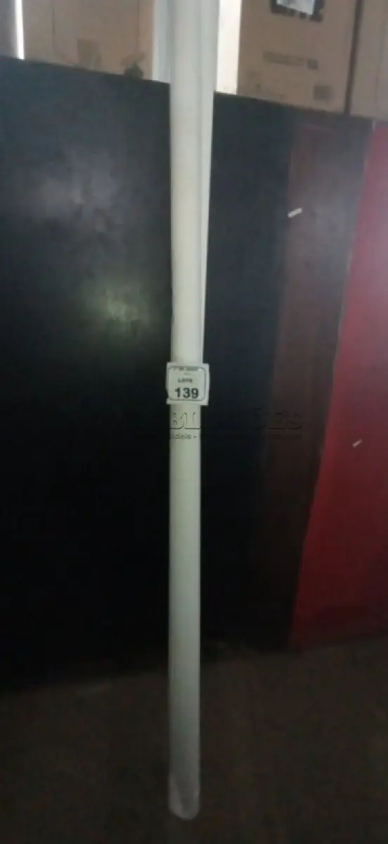 LOTE 139 - 01 TELA DE PROJEÇÃO RETRÁTIL. (NO ESTADO) ATENÇÃO! FAZER A VISITAÇÃO ANTES DE ARREMATAR, NÃO SABEMOS SE FUNCIONA, LEILÃO NÃO TEM GARANTIA E NEM DEVOLUÇÃO, SUJEITO A POSSÍVEIS AVARIAS VISÍVEIS/OCULTAS E/OU AUSÊNCIA DE COMPONENTES.
