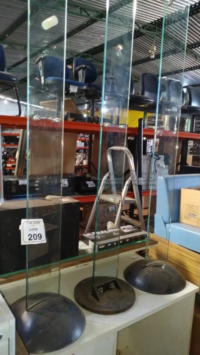 LOTE 209 - 03 SUPORTES DE VIDRO COM BASE DE ALTURA 1,70M APROXIMADAMENTE. (NO ESTADO) ATENÇÃO! FAZER A VISITAÇÃO ANTES DE ARREMATAR, NÃO SABEMOS SE FUNCIONA, LEILÃO NÃO TEM GARANTIA E NEM DEVOLUÇÃO, SUJEITO A POSSÍVEIS AVARIAS VISÍVEIS/OCULTAS E/OU AUSÊNCIA DE COMPONENTES.