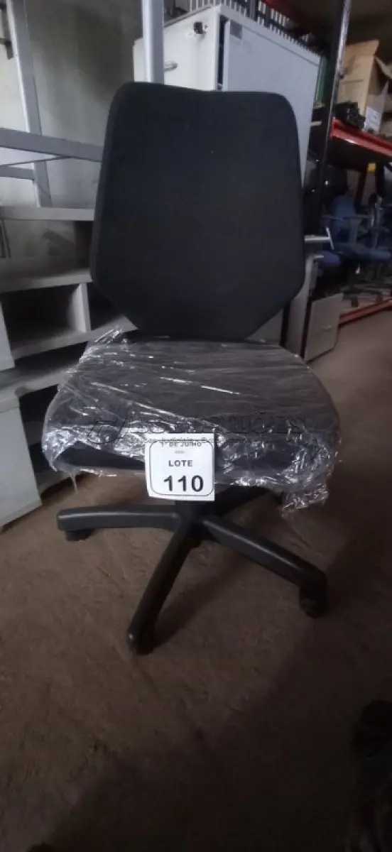 LOTE 110 - 01 CADEIRA DE ESCRITÓRIO GIRATÓRIA. (NO ESTADO) ATENÇÃO! FAZER A VISITAÇÃO ANTES DE ARREMATAR, NÃO SABEMOS SE FUNCIONA, LEILÃO NÃO TEM GARANTIA E NEM DEVOLUÇÃO, SUJEITO A POSSÍVEIS AVARIAS VISÍVEIS/OCULTAS E/OU AUSÊNCIA DE COMPONENTES.
