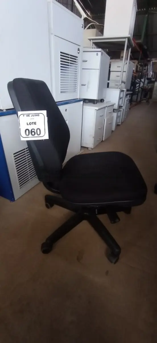 LOTE 060 - 01 CADEIRA DE ESCRITÓRIO GIRATÓRIA. (NO ESTADO) ATENÇÃO! FAZER A VISITAÇÃO ANTES DE ARREMATAR, NÃO SABEMOS SE FUNCIONA, LEILÃO NÃO TEM GARANTIA E NEM DEVOLUÇÃO, SUJEITO A POSSÍVEIS AVARIAS VISÍVEIS/OCULTAS E/OU AUSÊNCIA DE COMPONENTES.