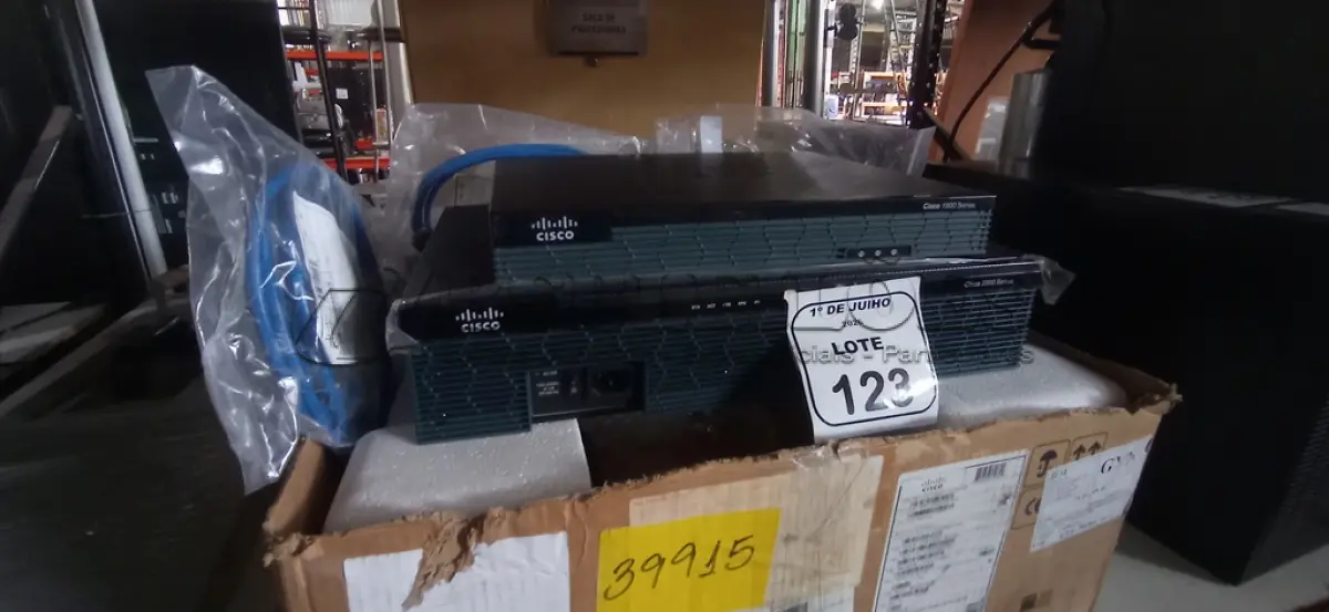LOTE 123 - 02 ROTEADORES MARCA CISCO. (NO ESTADO) ATENÇÃO! FAZER A VISITAÇÃO ANTES DE ARREMATAR, NÃO SABEMOS SE FUNCIONA, LEILÃO NÃO TEM GARANTIA E NEM DEVOLUÇÃO, SUJEITO A POSSÍVEIS AVARIAS VISÍVEIS/OCULTAS E/OU AUSÊNCIA DE COMPONENTES.