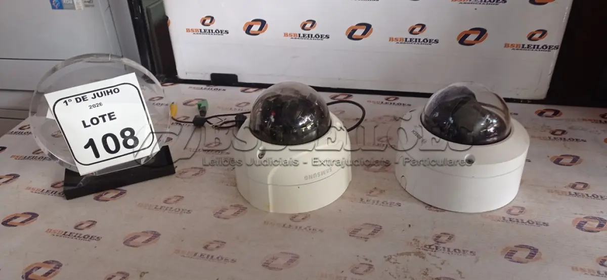 LOTE 108 - 02 CÂMERAS TIPO DOME MARCAS SAMSUNG E BOSCH. (NO ESTADO) ATENÇÃO! FAZER A VISITAÇÃO ANTES DE ARREMATAR, NÃO SABEMOS SE FUNCIONA, LEILÃO NÃO TEM GARANTIA E NEM DEVOLUÇÃO, SUJEITO A POSSÍVEIS AVARIAS VISÍVEIS/OCULTAS E/OU AUSÊNCIA DE COMPONENTES.