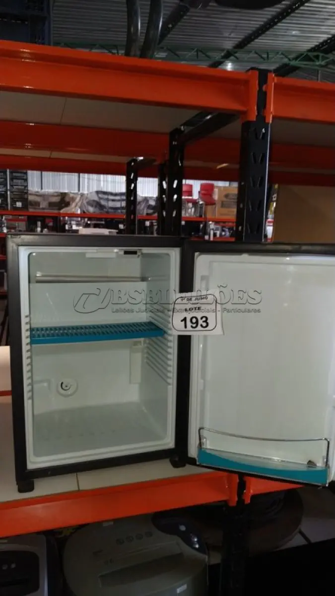 LOTE 193 - 01 FRIGOBAR 220V MARCA ELECTROLUX. (NO ESTADO) ATENÇÃO! FAZER A VISITAÇÃO ANTES DE ARREMATAR, NÃO SABEMOS SE FUNCIONA, LEILÃO NÃO TEM GARANTIA E NEM DEVOLUÇÃO, SUJEITO A POSSÍVEIS AVARIAS VISÍVEIS/OCULTAS E/OU AUSÊNCIA DE COMPONENTES.
