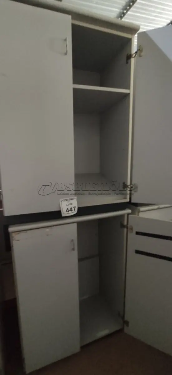 LOTE 447 - 02 ARMÁRIOS EM MADEIRA COM 02 PORTAS. (NO ESTADO) ATENÇÃO! FAZER A VISITAÇÃO ANTES DE ARREMATAR, NÃO SABEMOS SE FUNCIONA, LEILÃO NÃO TEM GARANTIA E NEM DEVOLUÇÃO, SUJEITO A POSSÍVEIS AVARIAS VISÍVEIS/OCULTAS E/OU AUSÊNCIA DE COMPONENTES.